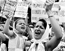 Madre e hija de Plaza de Mayo